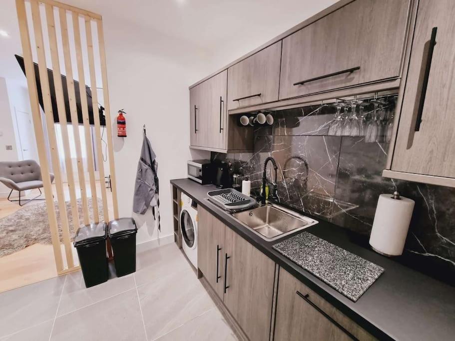 Lmk, Spacious 1 Bedroom Ground Floor Apartment, Ev Charger, Free Parking Wi-Fi, Great Location Belfast Eksteriør billede
