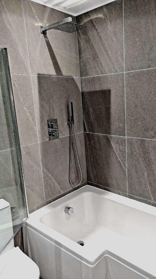 Lmk, Spacious 1 Bedroom Ground Floor Apartment, Ev Charger, Free Parking Wi-Fi, Great Location Belfast Eksteriør billede