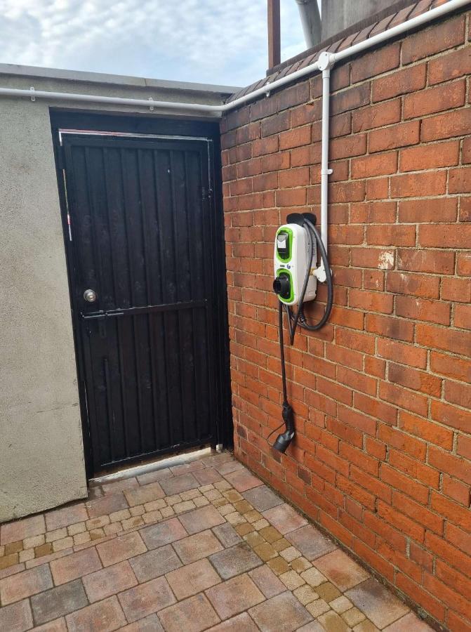 Lmk, Spacious 1 Bedroom Ground Floor Apartment, Ev Charger, Free Parking Wi-Fi, Great Location Belfast Eksteriør billede